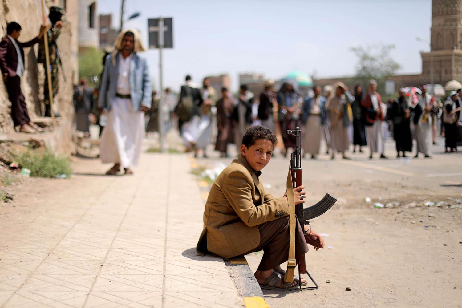 طفل يمني يحمل رشاشا وسط صنعاء اثناء احتفالات عاشوراء