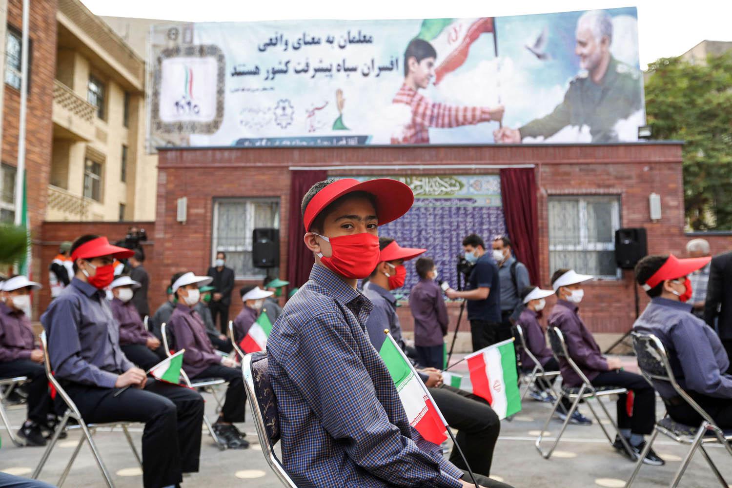 أطفال ايرانيون في احتفال مدرسي في طهران