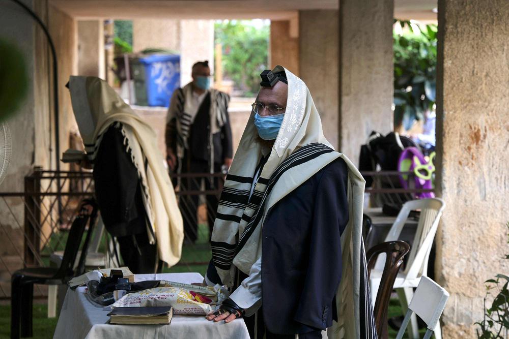 اسرائيل تعزل عدة مدن بينها احياء يقطن فيها اليهود المتشددون بسبب تفشي فيروس كورونا