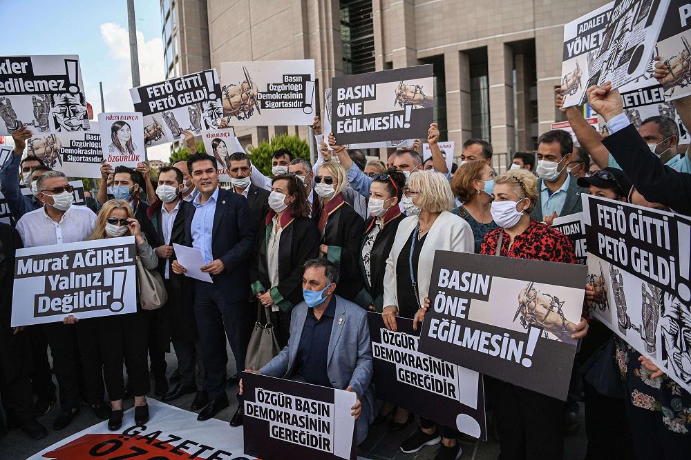 عشرات الصحفيين الأتراك يتظاهرون تنديدا بمحاكمة زملائهم واحتجاجا على قمع الحريات