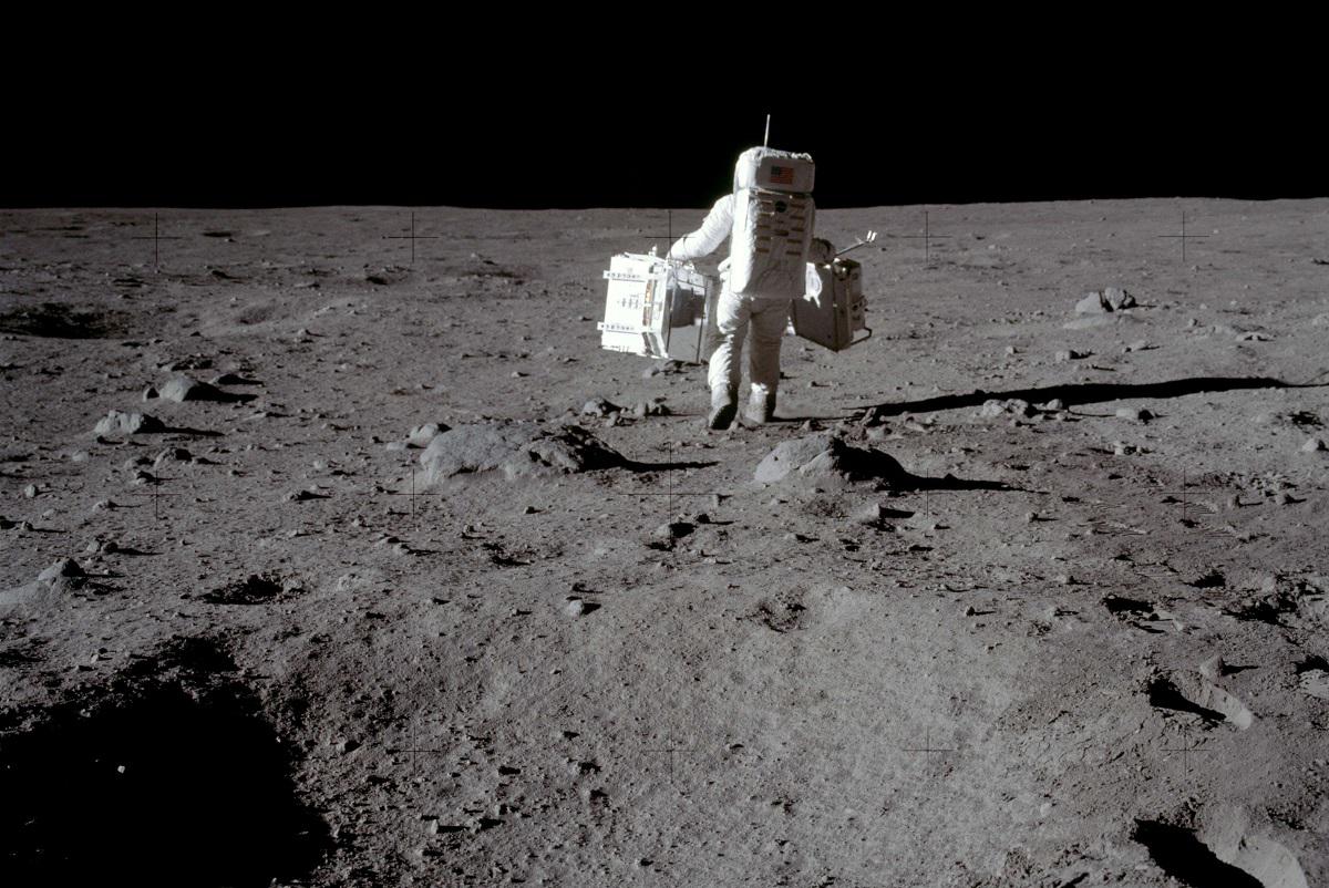 رحلة ابولو 11 الى القمر عام 1969
