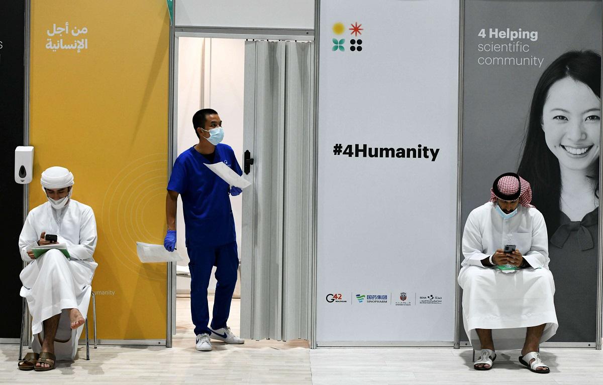 إماراتيون ينتظرون تلقي اللقاح في مركز أبوظبي الوطني للمعارض في أبو ظبي