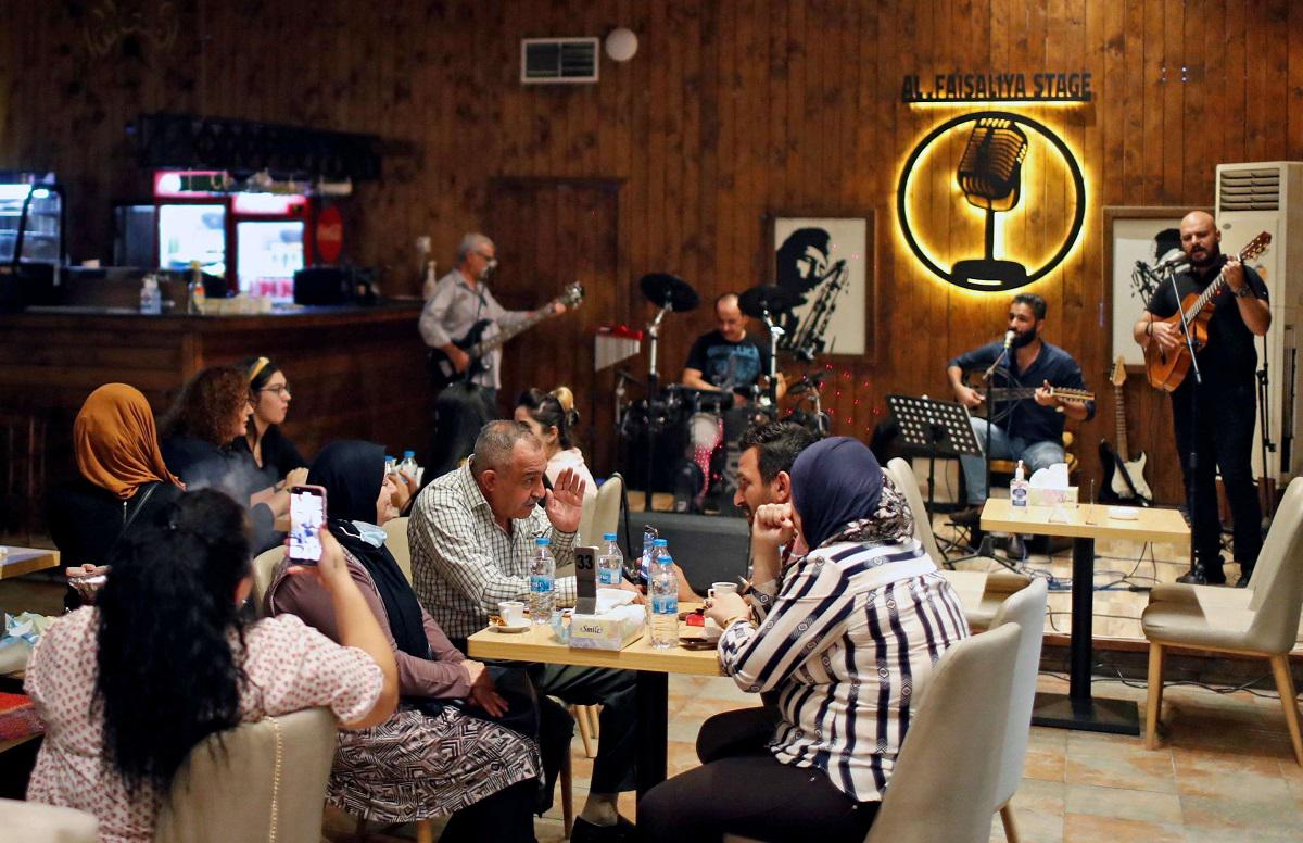 عراقيون في أحد مطاعم بغداد