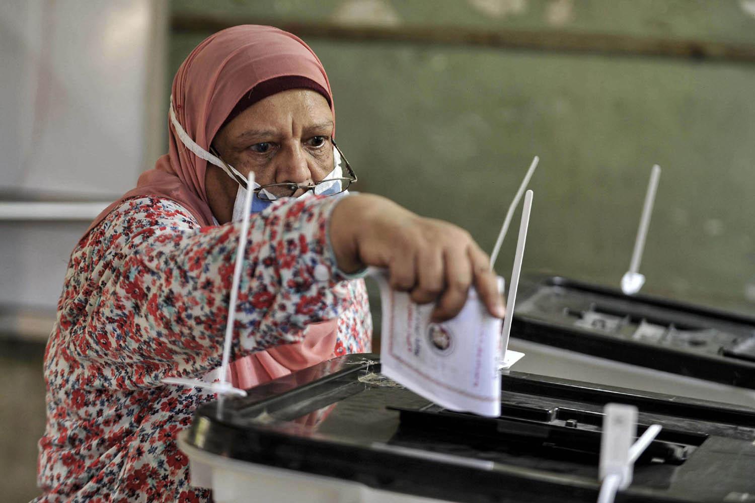 مصرية تصوت في انتخابات البرلمان