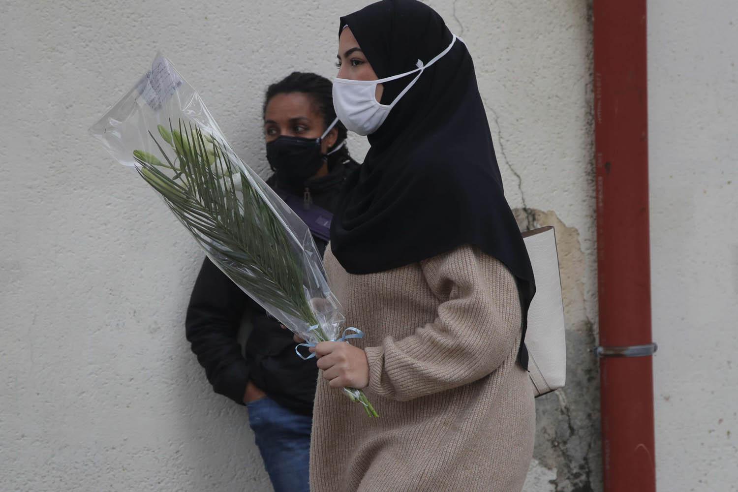 فتاة مسلمة تقدم باقة ورد للمدرس الضحية