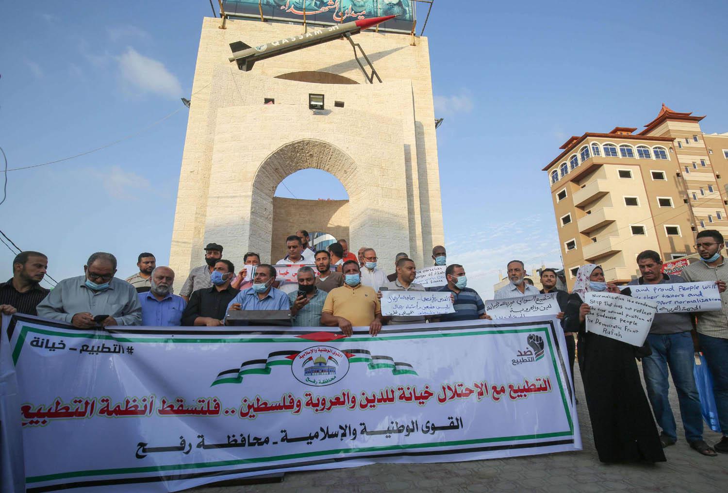 فلسطينيون يتظاهرون في غزة ضد الإعلان السوداني عن التطبيع مع اسرائيل