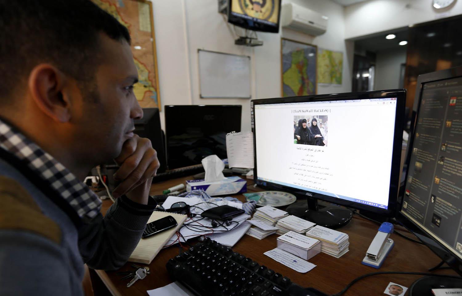 عراقي ينظر إلى موقع الكتروني تمت قرصنته