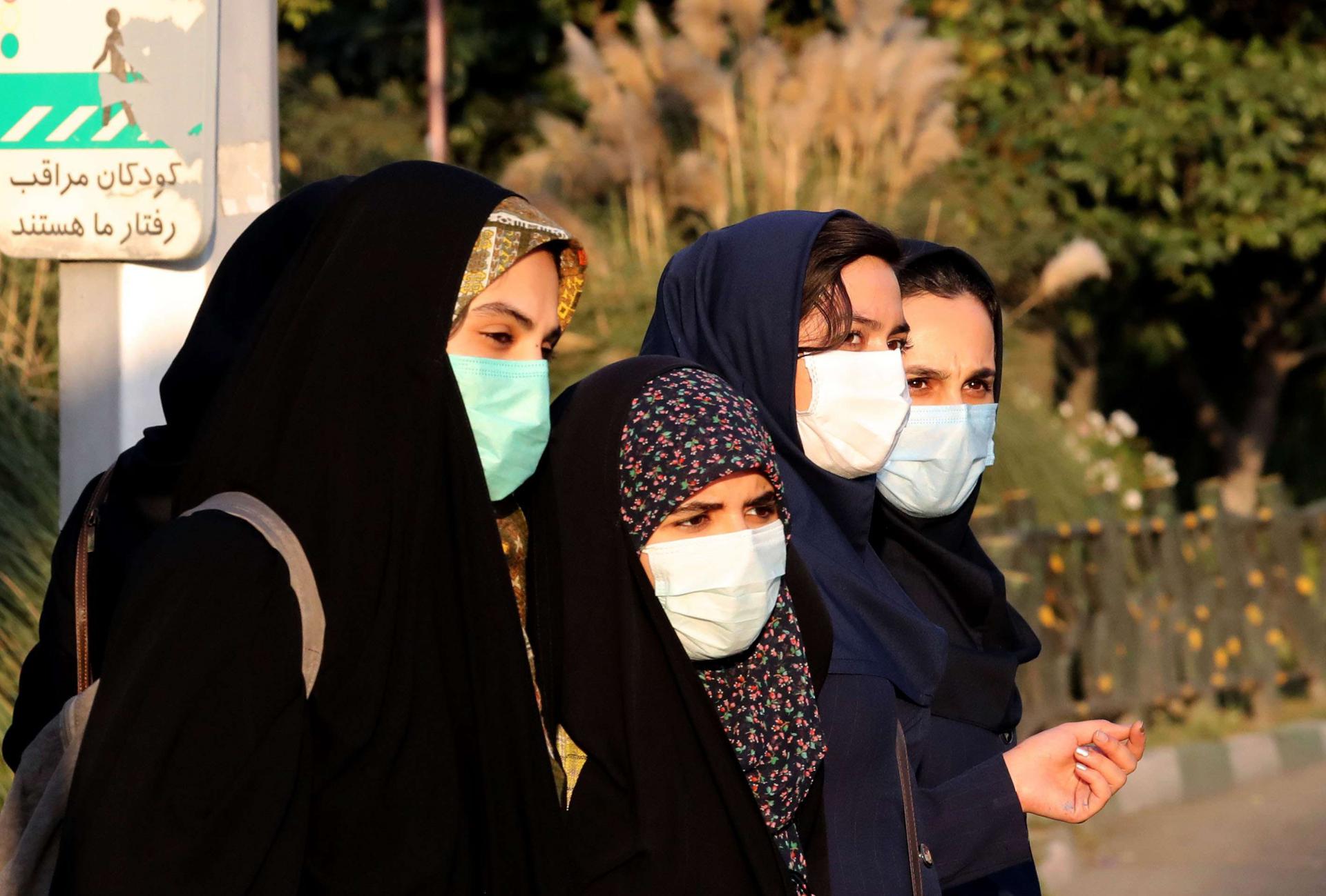 السلطات الدينية في ايران تفرض الزامية الحجاب في الأماكن العامة