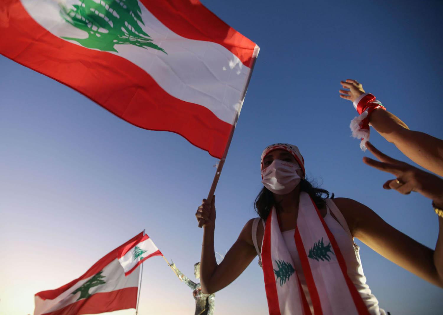 متظاهرون لبنانيون يحيون ذكرى سنة على انطلاق الحراك