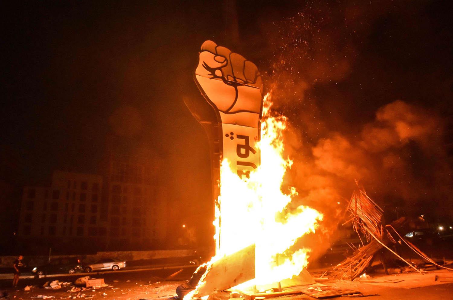 احراق مجسم يرمز للثورة في بيروت