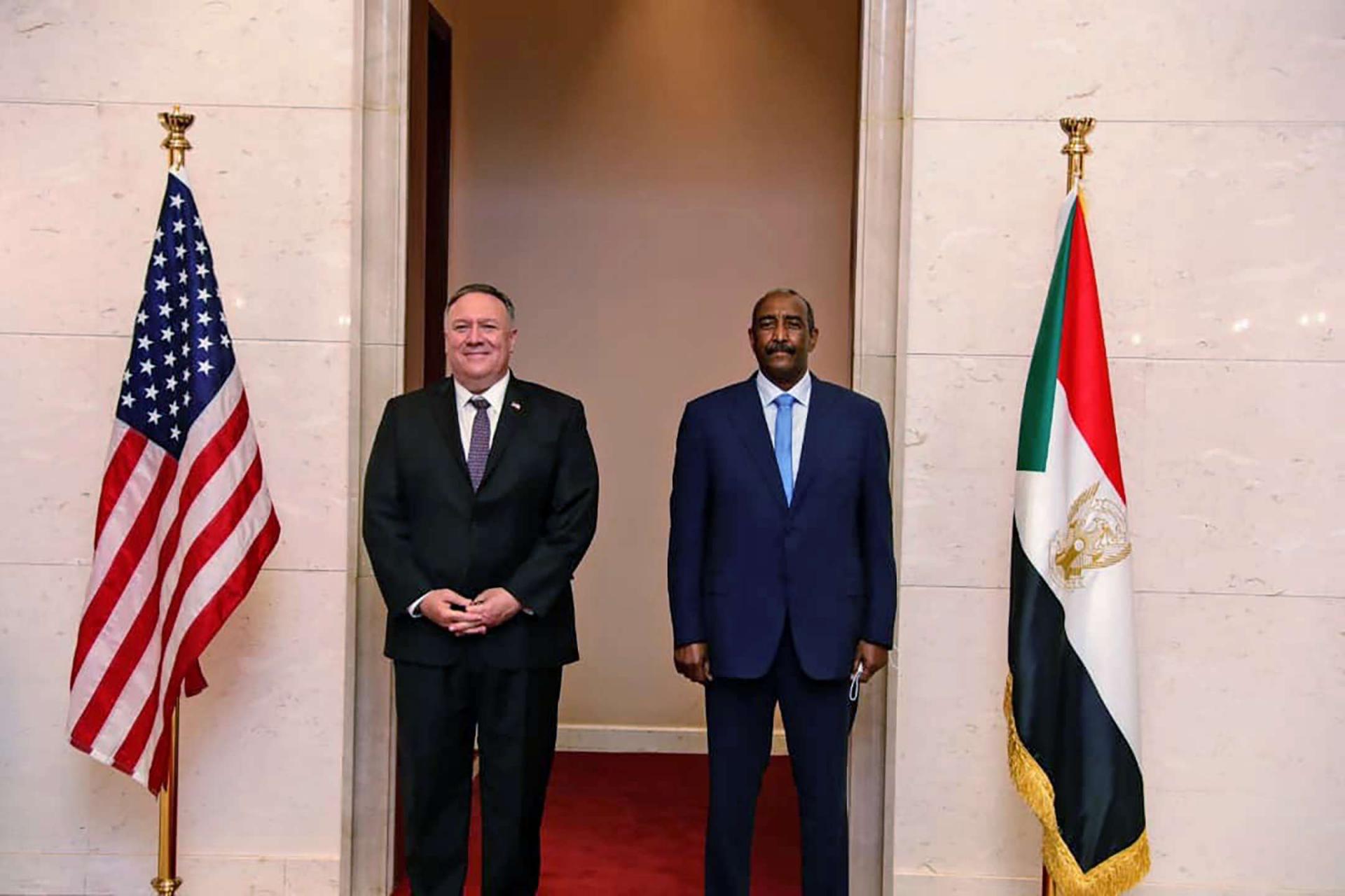 لقاء سابق بين وزير الخارجية الأميركي مايك بومبيو ورئيس المجلس السيادي السوداني عبدالفتاح البرهان