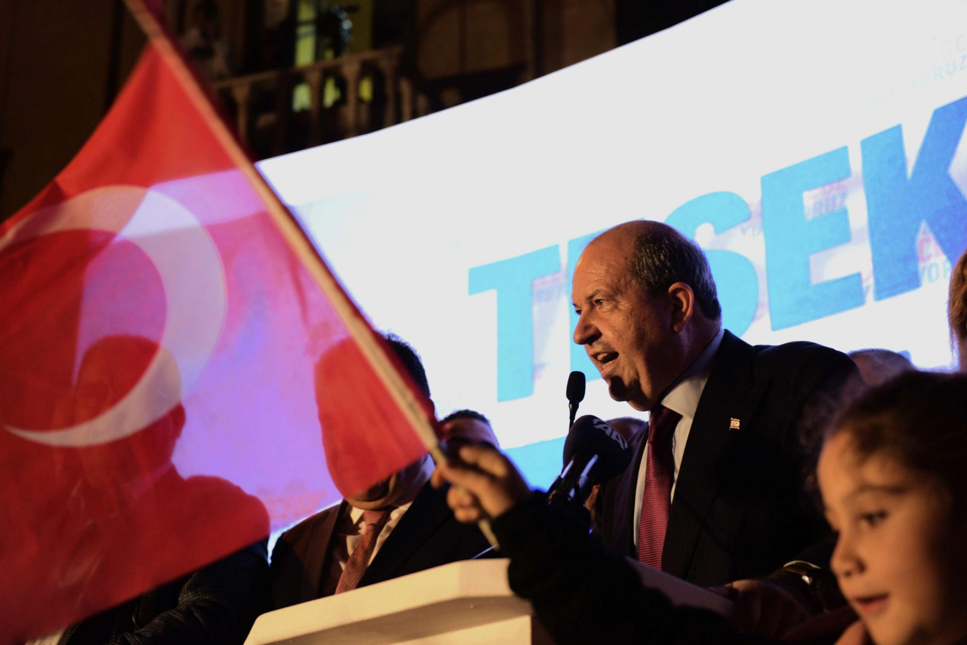 ارسين تتار يرفع العلم التركي