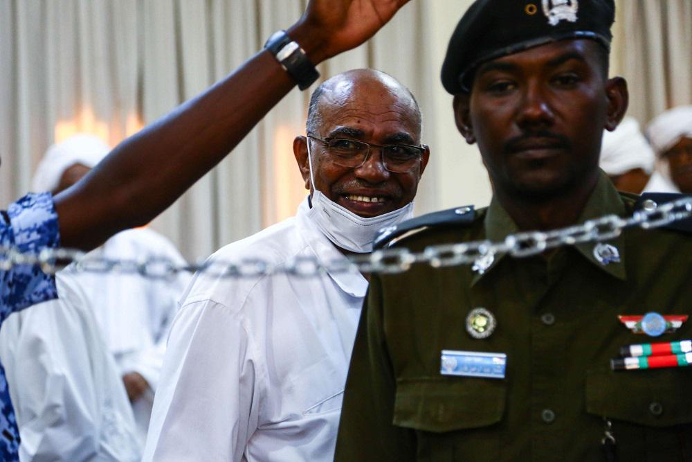 الرئيس السوداني المعزول عمر البشير بقاعة المحكمة