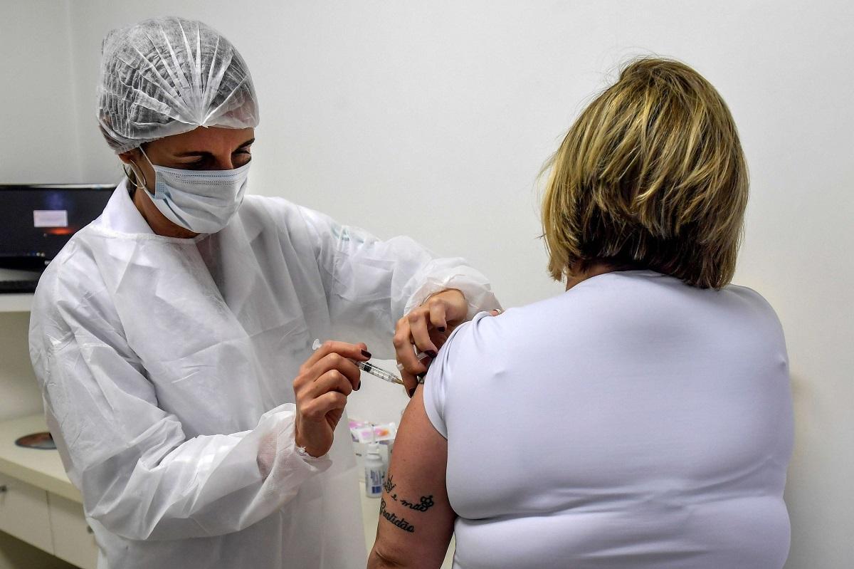 سيدة أميركية تتلقى اللقاح التجريبي المضاد لفيروس كورونا