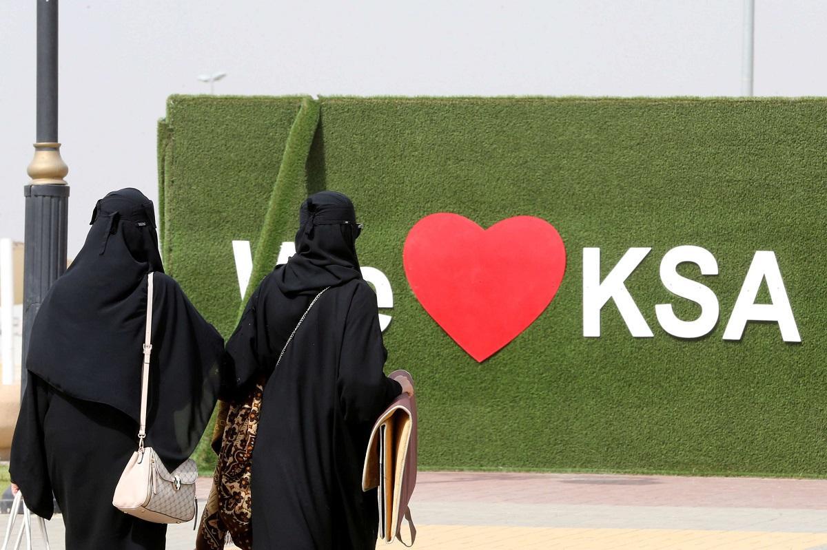 امرأتان سعوديتان في مطار أبها