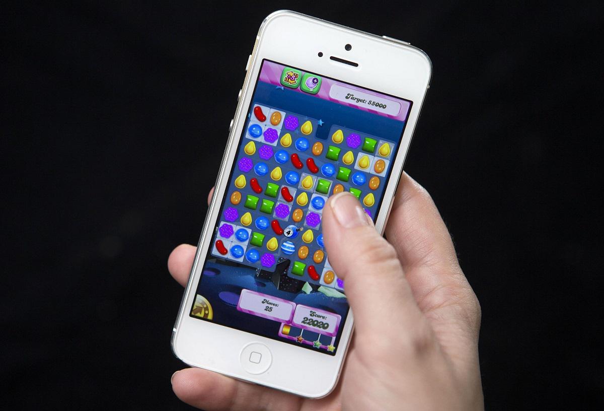 لعبة كاندي كراش تظهر على شاشة هاتف محمول