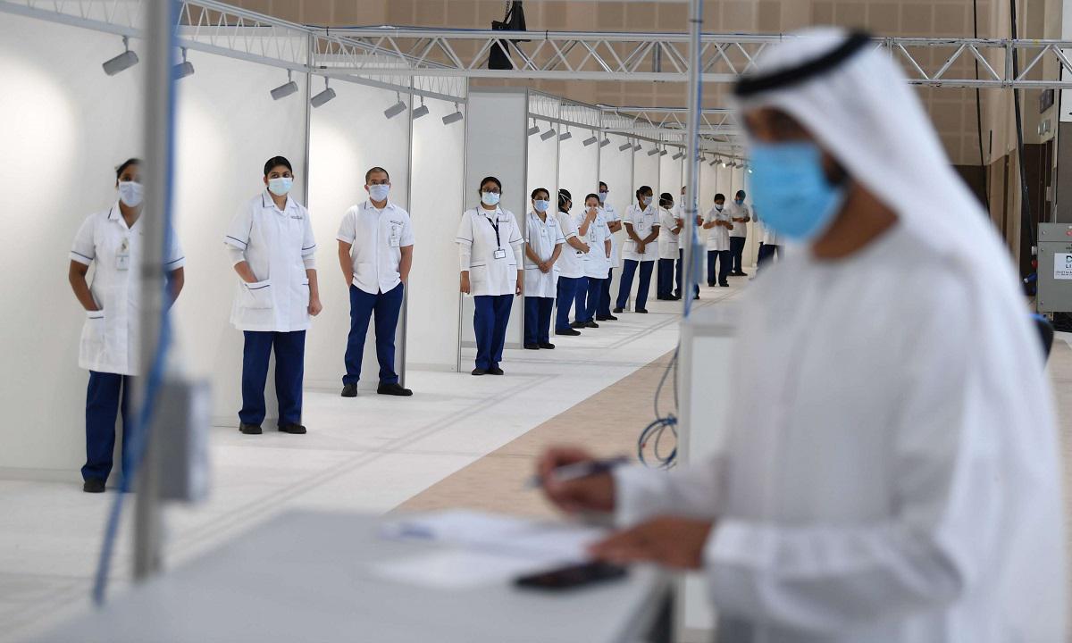 موظفو زارة الصحة الإماراتية يستعدون لاستقبال المرضى في مستشفى ميداني ضخم بنته حكومة دبي