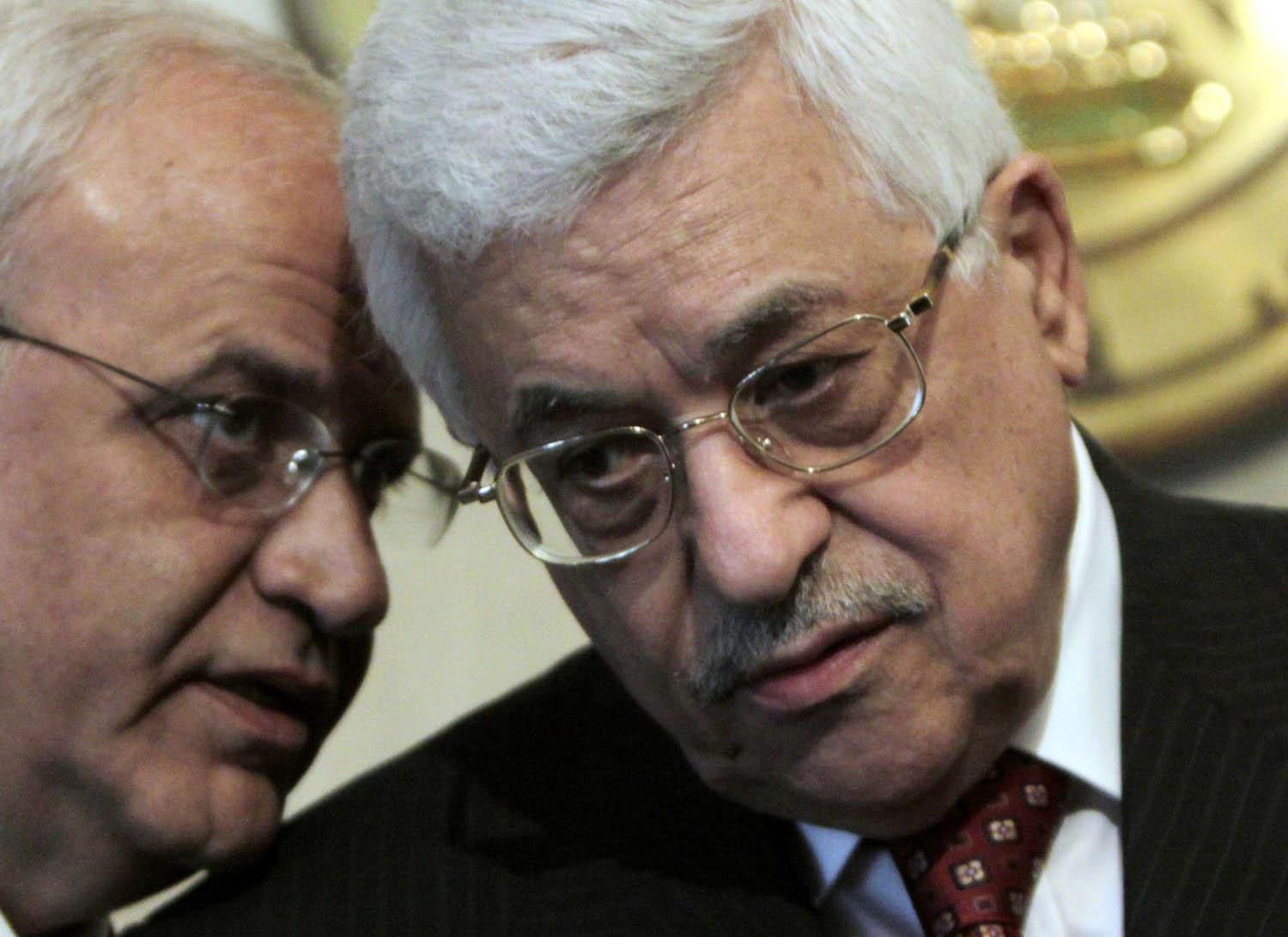 كبير المفاوضين الفلسطينيين الراحل صائب عريقات مع الرئيس الفلسطيني محمود عباس