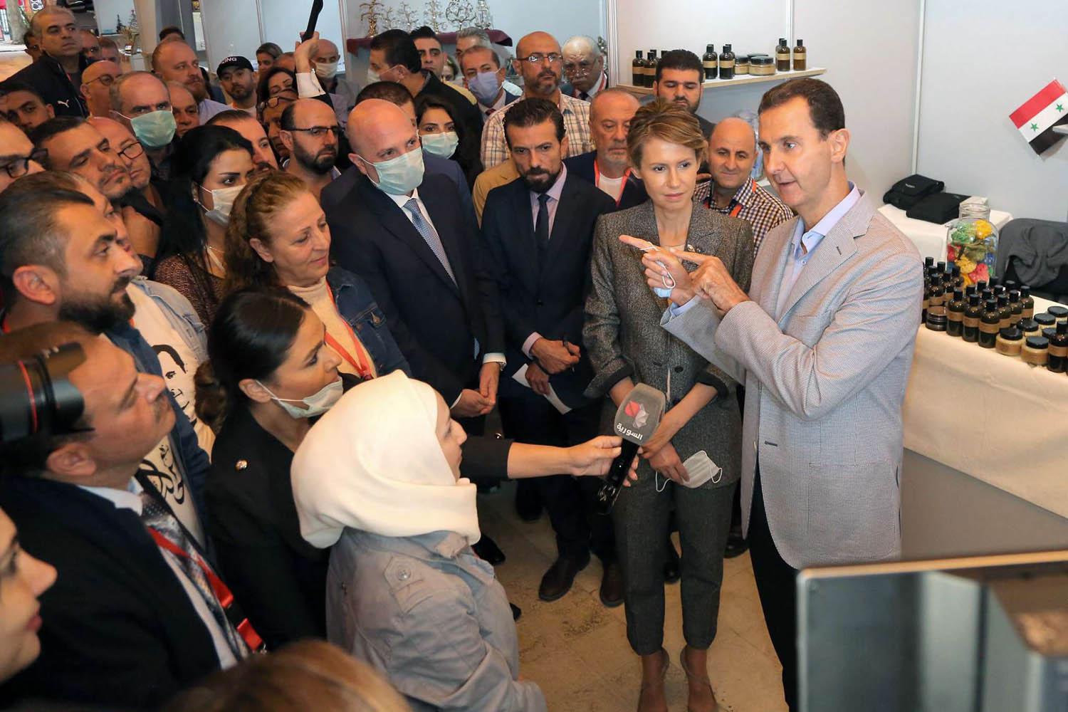 الرئيس السوري بشار الأسد وزوجته أسماء الأسد يلتقيان بحشد من السوريين
