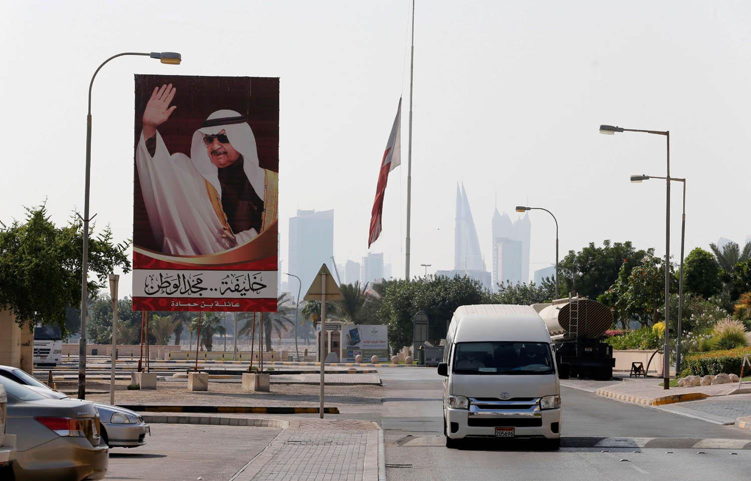 صورة كبيرة للأمير خليفة بن سلمان في احد احياء المنامة