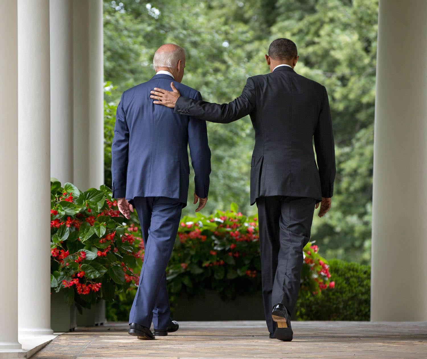 الرئيس الأميركي السابق باراك أوباما في حدائق الابيت الأبيض مع نائبه جو بادين (2015)  