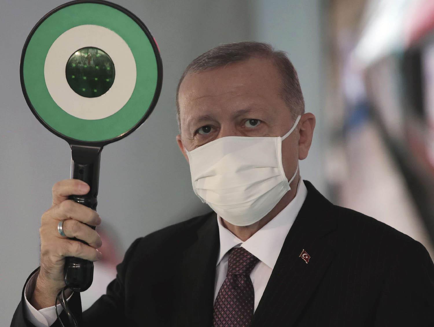 الرئيس التركي رجب طيب اردوغان يستعرض جهازا لكشف كورونا