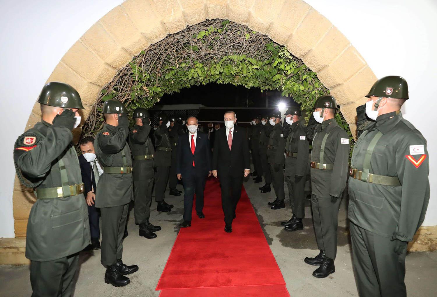 الرئيس التركي رجب طيب أردوغان في نيقوسيا مع حليفه الرئيس القبرصي التركي ارسين تاتار