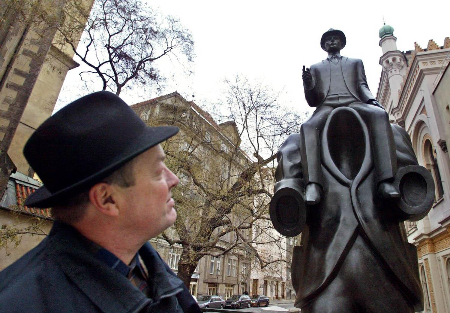 تمثال كافكا في براغ مع احد مصمميه يوروسلاف رونا