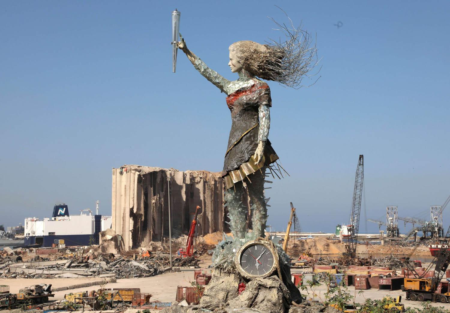 مجسم يطل على منطقة الدمار في ميناء بيروت