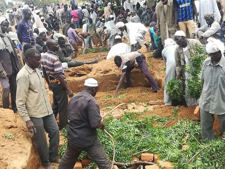 سكان في دارفور يحفرون مقبرة جماعية لضحايا هجوم خلف عشرات القتلى