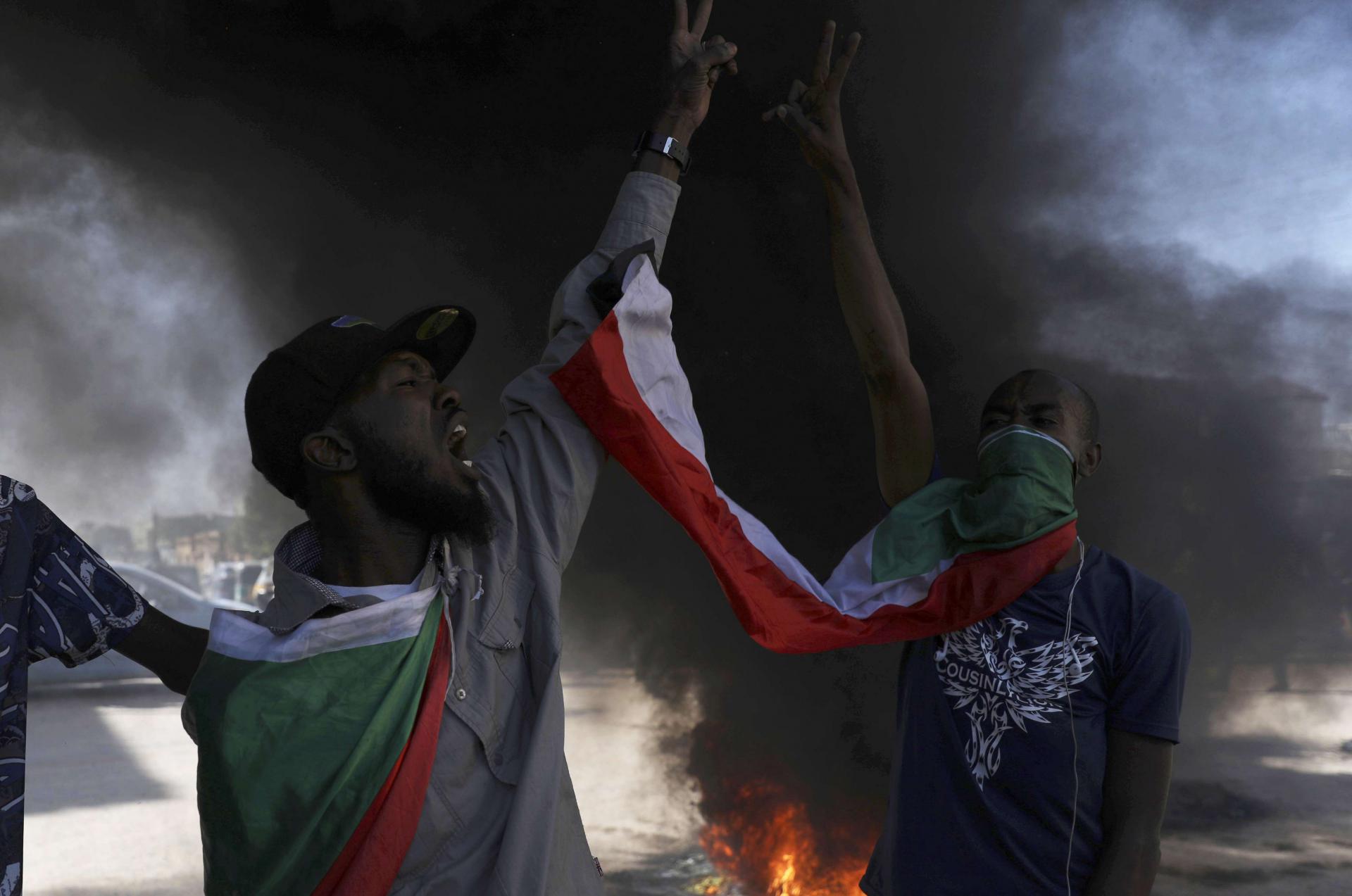 السودانيون يحيون الذكرى الثانية للثورة بسخط