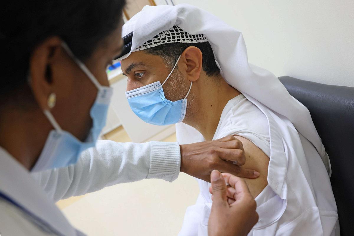 مواطن إماراتي يتلقى لقاحا مضادا لكورونا في مركز صحي في دبي