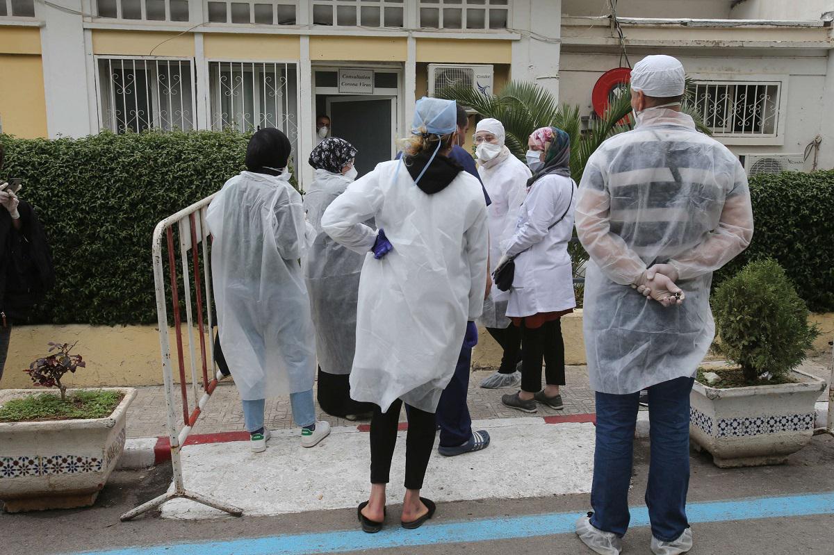 طاقم طبي أمام طوارئ مستشفى بالجزائر العاصمة 