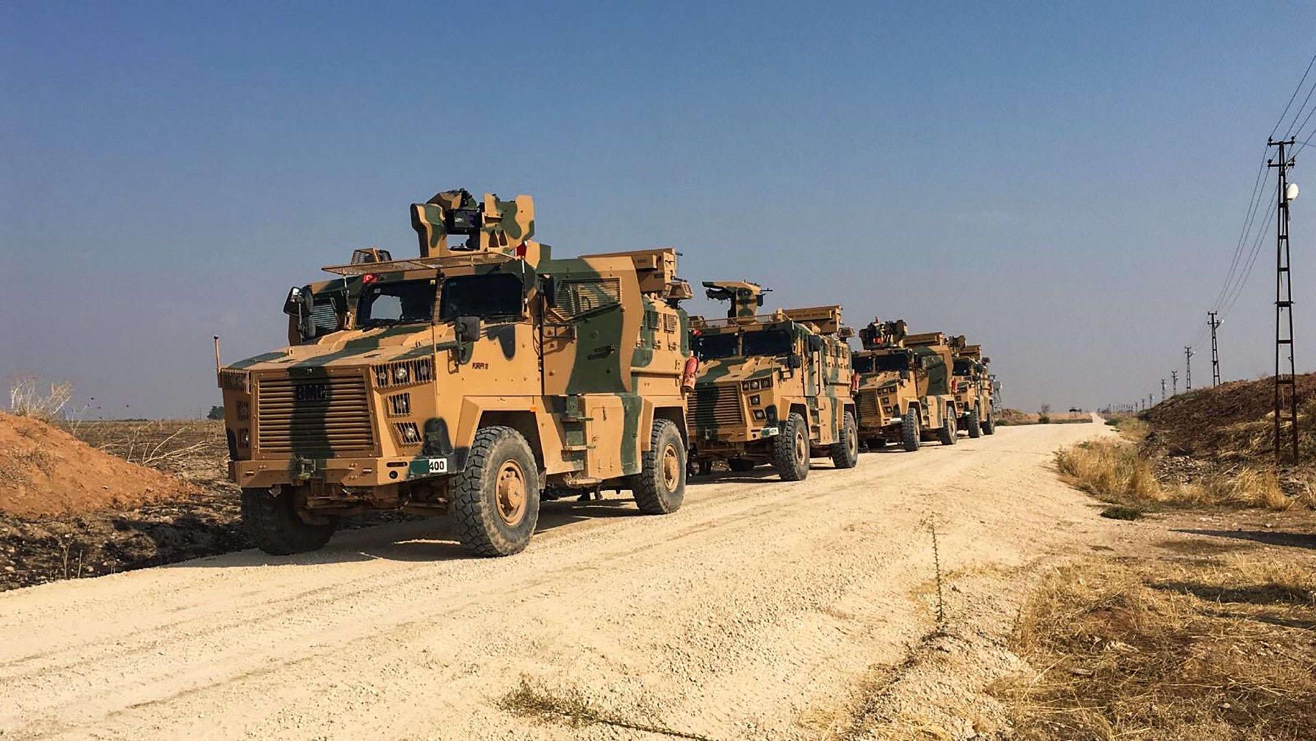 عناصر الجيش التركي تقوم بدورية في مناطق سيطرتها شمال سوريا