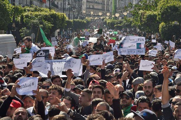 الشارع الجزائري يتمسك بمطلب الحراك