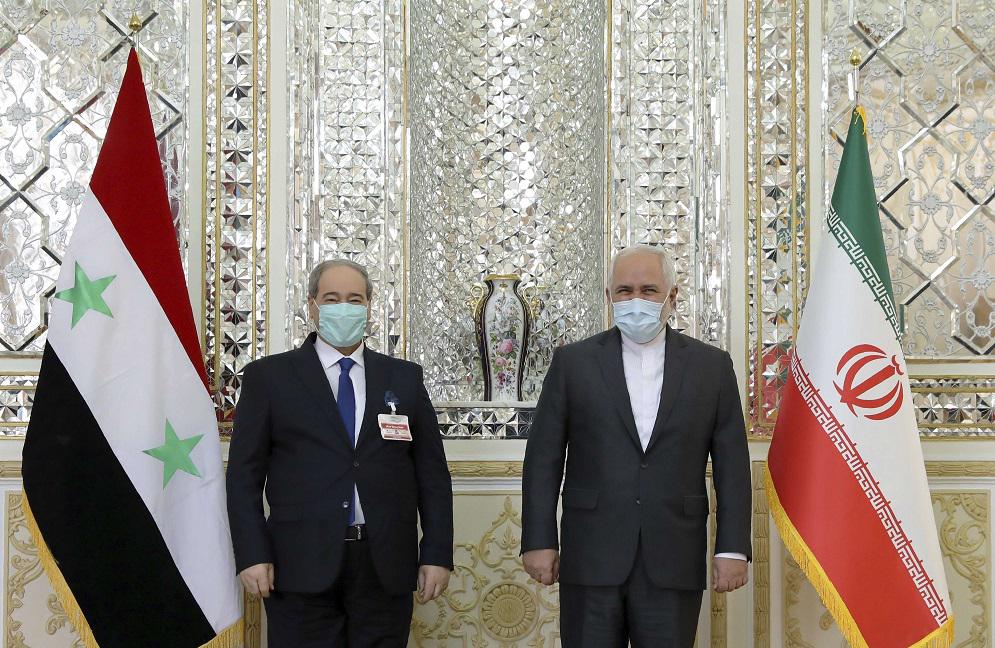 وزير الخارجية الإيراني محمد جواد ظريف (يسار) يتسقبل نظيره السوري فيصل المقداد
