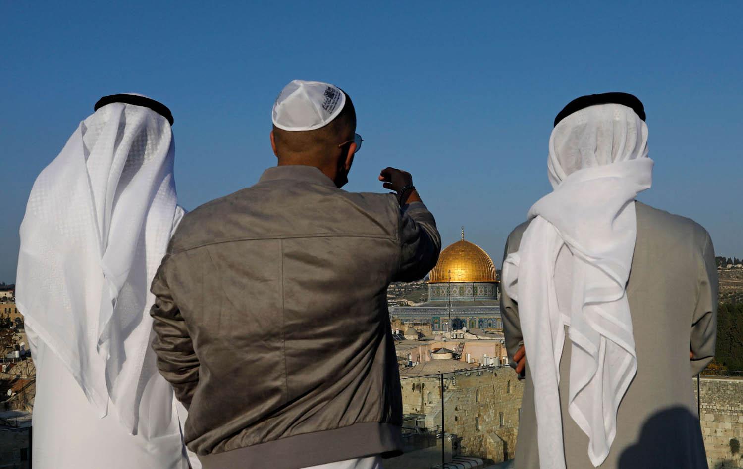 مطرب إسرائيلي برفقة فنانين اماراتيين في القدس