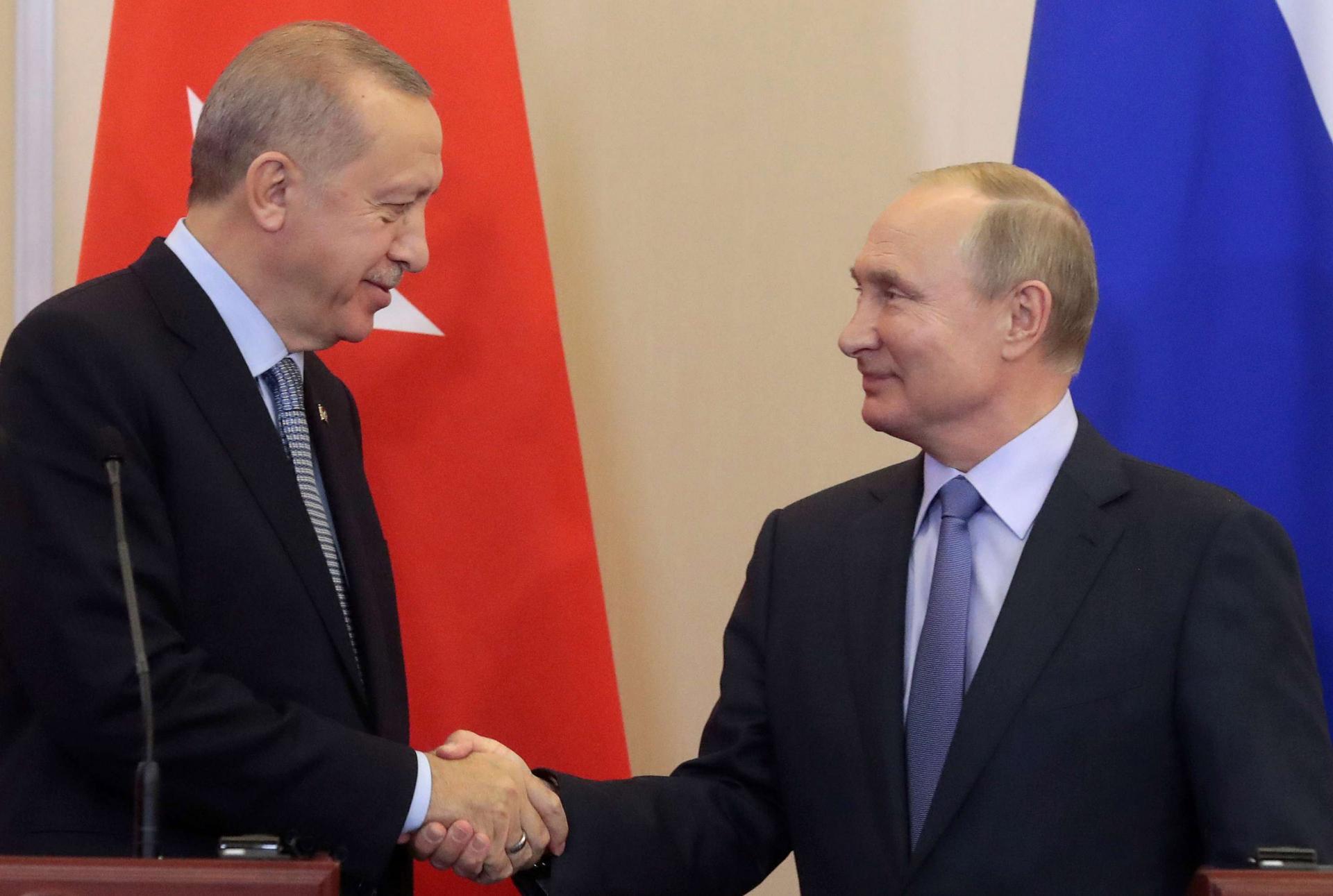 الرئيس التركي رجب طيب اردوغان ونظيره الروسي فلاديمير بوتين