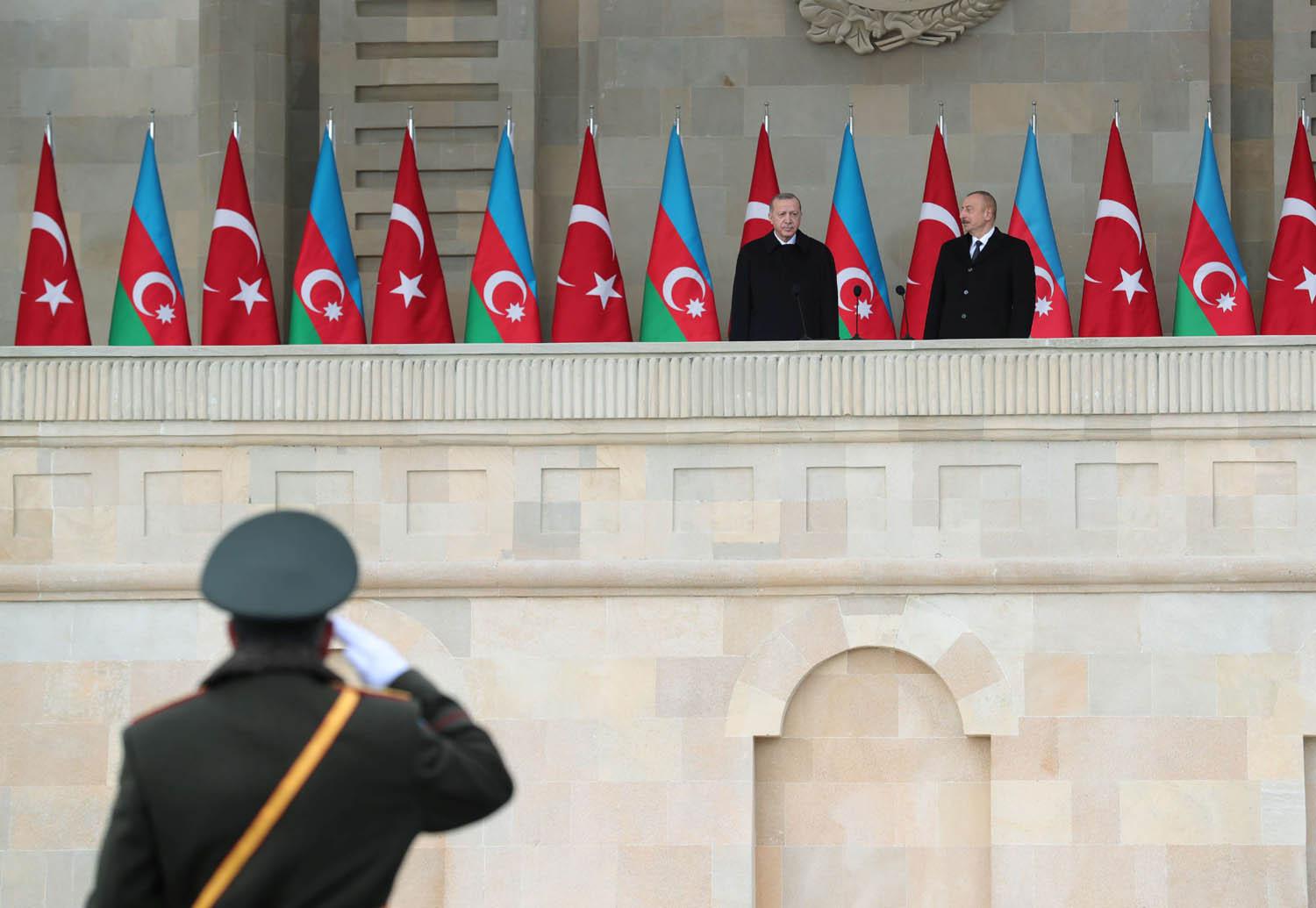 الرئيس التركي رجب طيب أردوغان يستعرض قوات أذرية بحضور الرئيس إلهام علييف