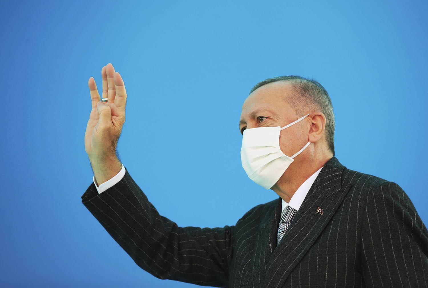 الرئيس التركي رجب طيب أردوغان يلوح لمناصريه