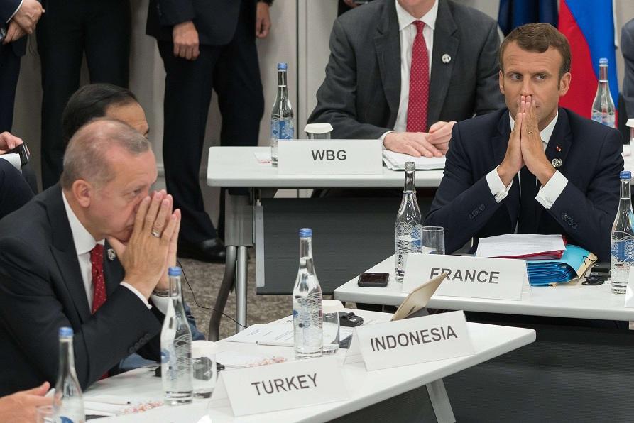 الرئيس التركي رجب طيب اردوغان ونظيره الفرنسي ايمانويل ماكرون
