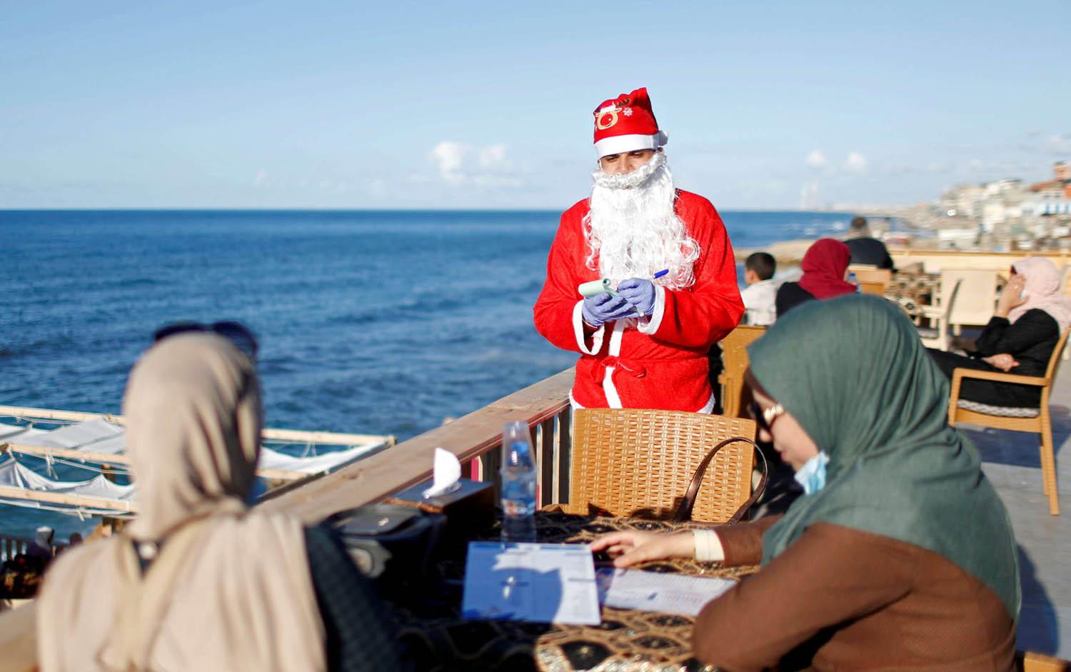 فلسطيني يرتدي زي بابا نويل في مقهى في غزة