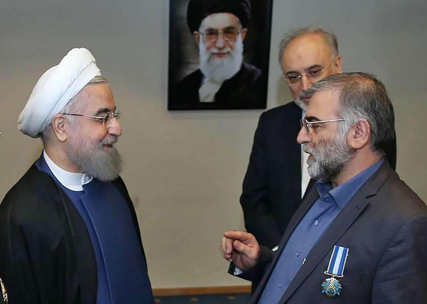 الرئيس الإيراني حسن روحاني يكرم العالم النووي محسن فخري زاده