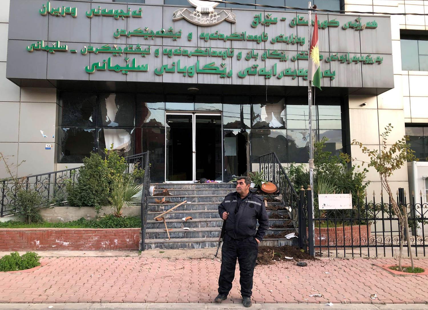واجهات زجاجية مكسورة لدائرة طرق السليمانية في كردستان العراق