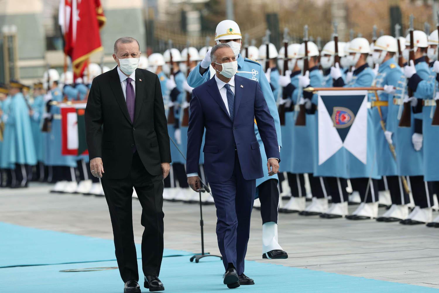 الرئيس التركي رجب طيب أردوغان يستعرض حرس الشرف أمام ضيفه رئيس الوزراء العراقي مصطفى الكاظمي