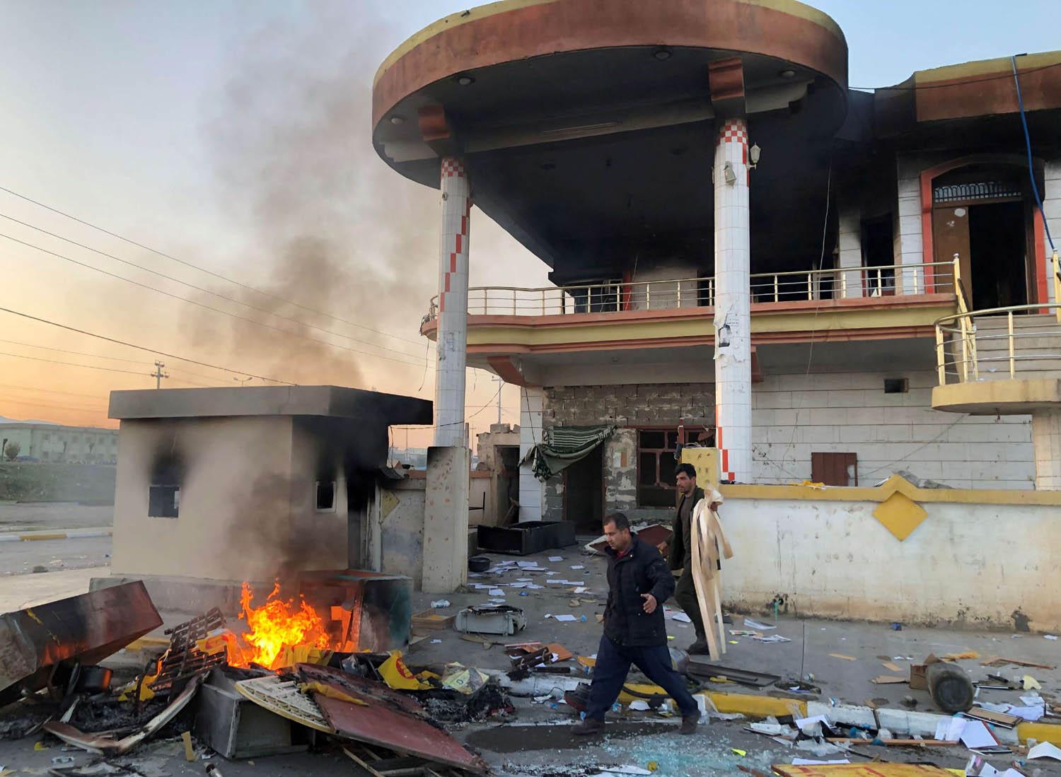مقر للحزب الديمقراطي الكردستاني تعرض للحرق في السليمانية من قبل المحتجين