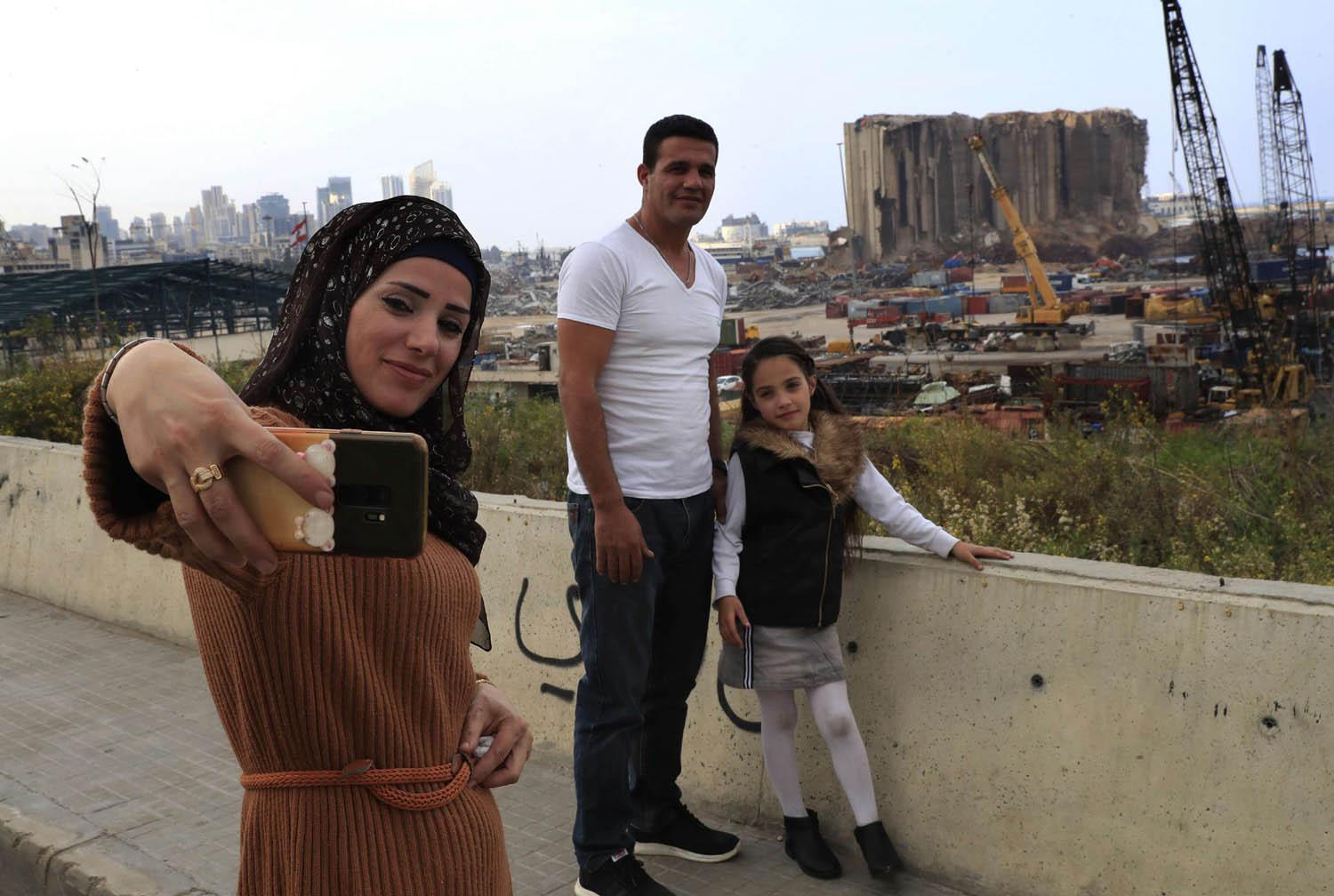 عائلة لبنانية في صورة سيلفي على خلفية دمار مرفأ بيروت