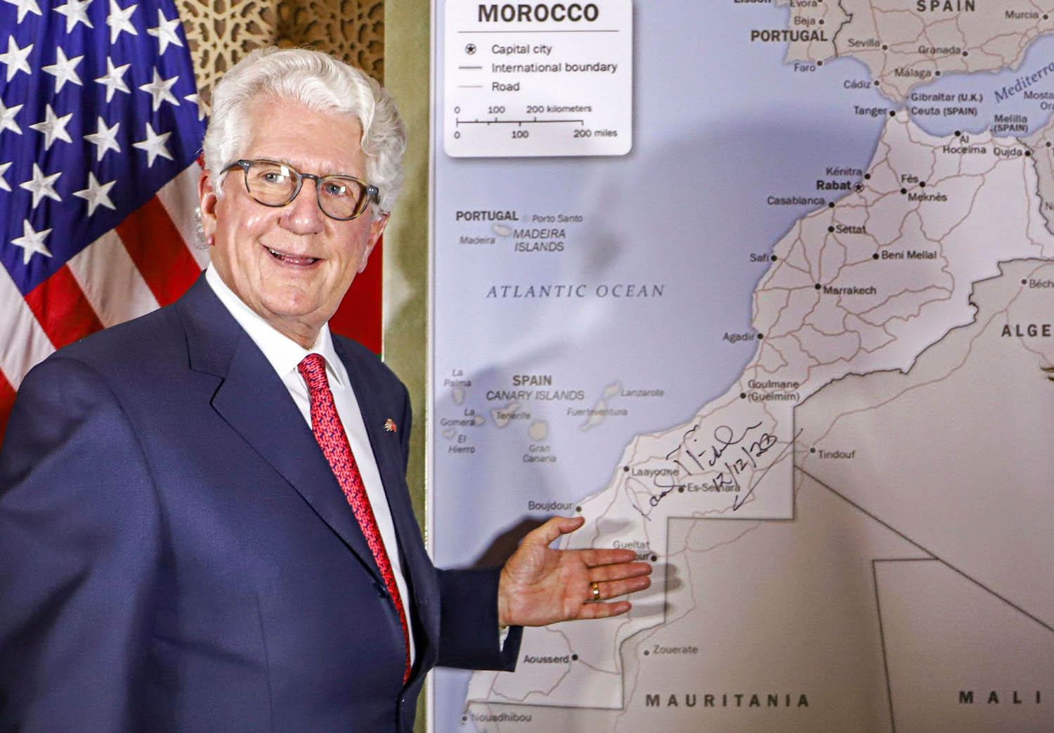 السفير الأميركي ديفيد فيشر يقدم خريطة المغرب