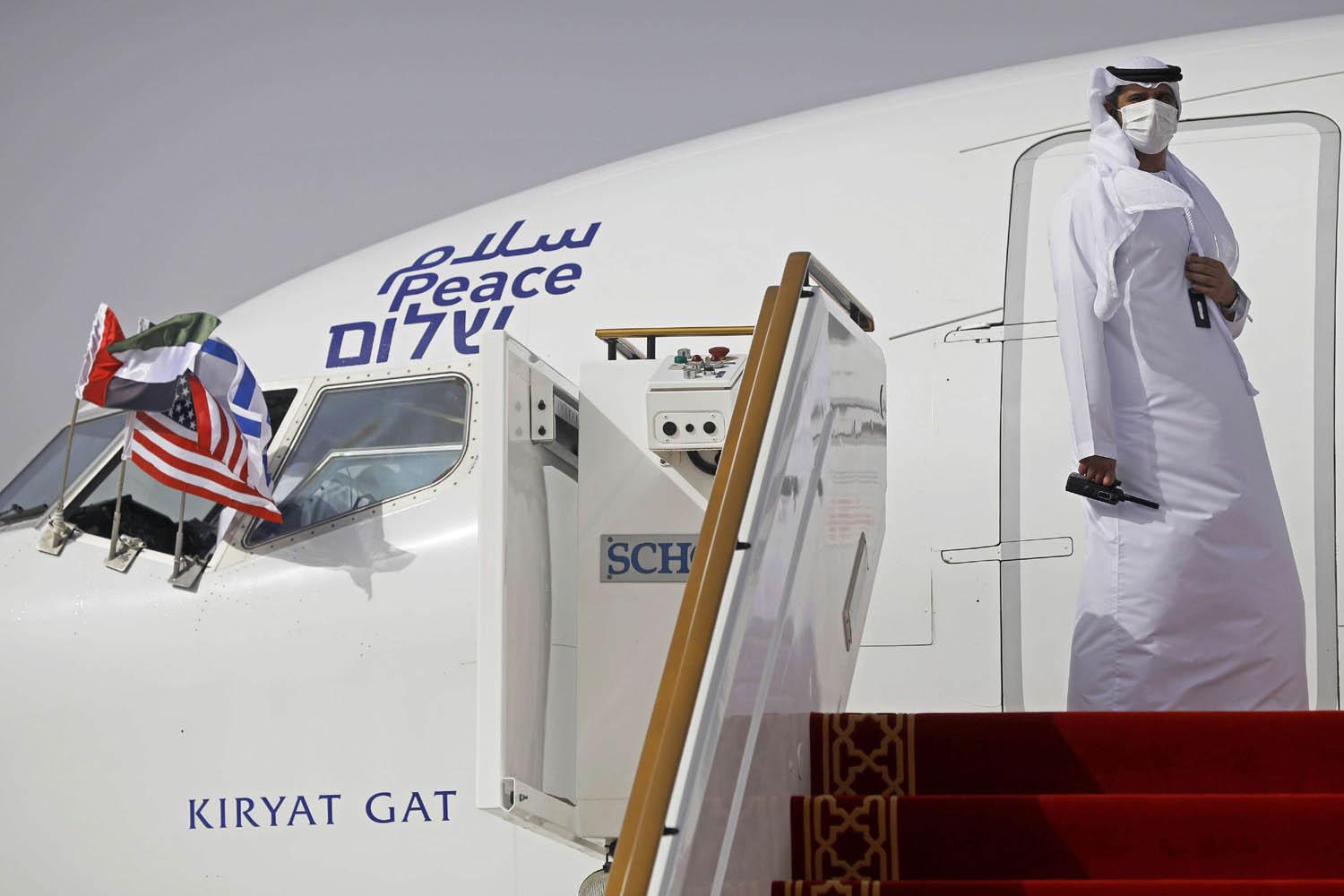 موظف أرضي اماراتي أمام طائرة العال في مكار أبوظبي