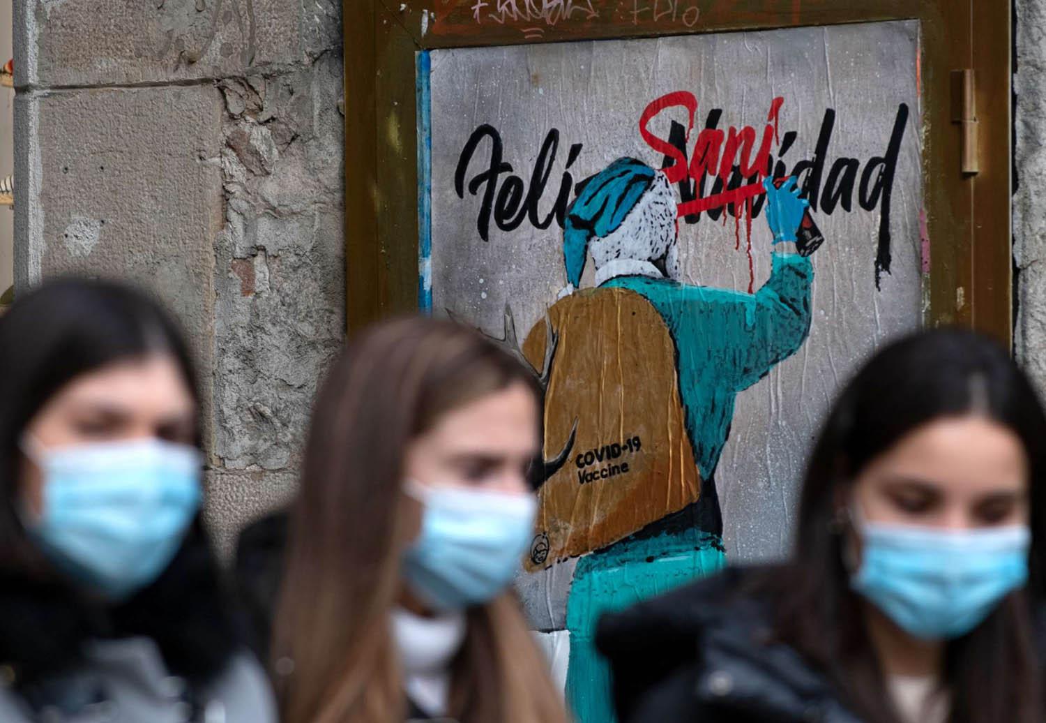 ايطاليات يمرن بجانب تخطيط لبابا نويل يوصل اللقاح